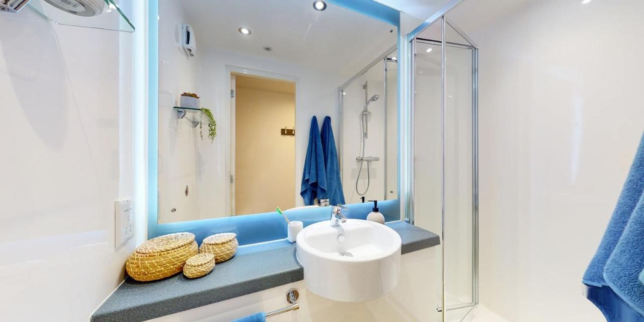 And Private Bedroom With Shared Kitchen At Canvas Near The Centre Apartment