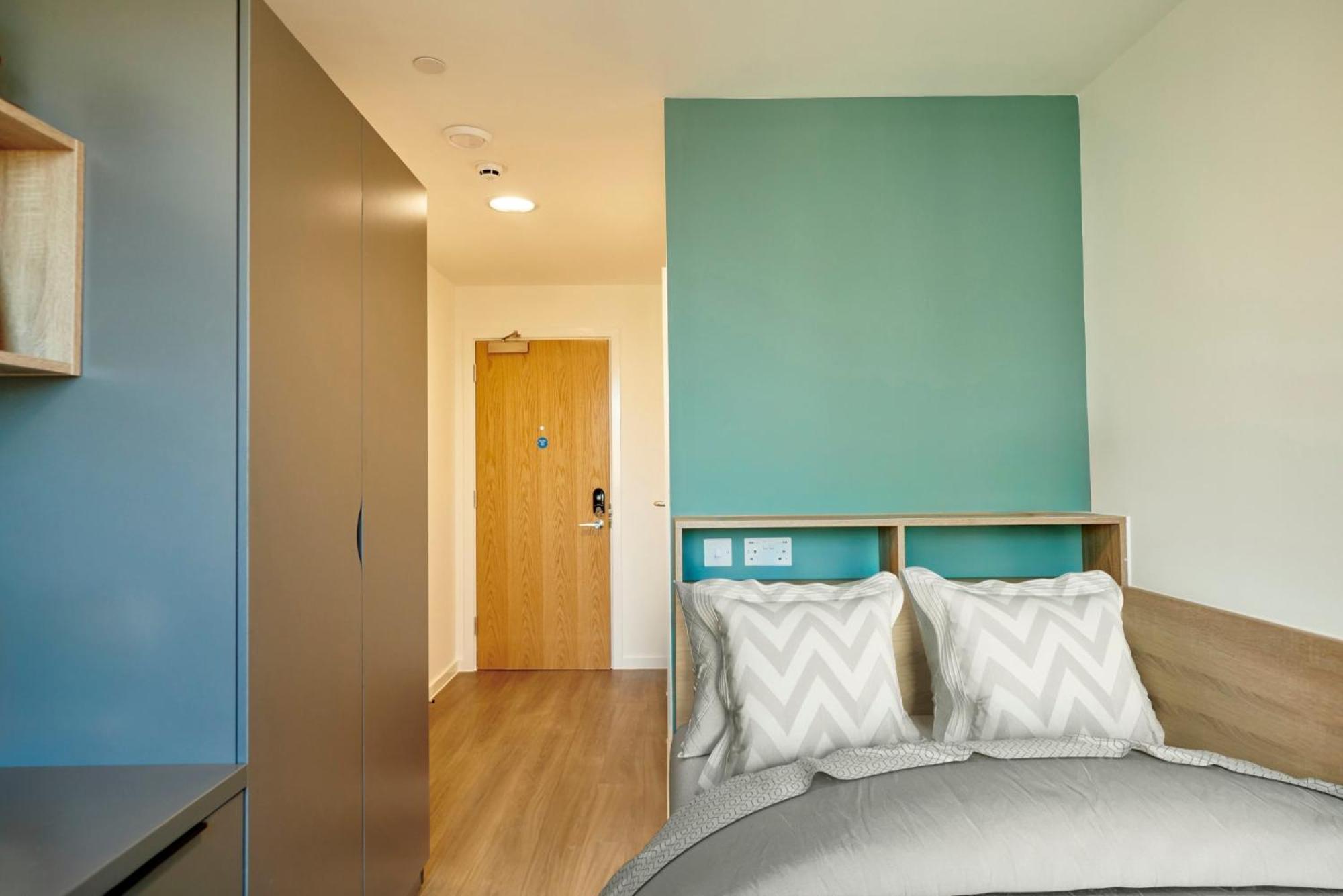 And Private Bedroom With Shared Kitchen At Canvas Near The Centre Apartment Bristol